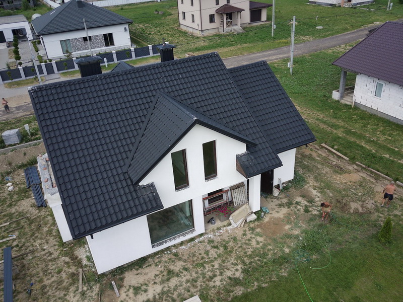 Дом отделан штукатуркой короед